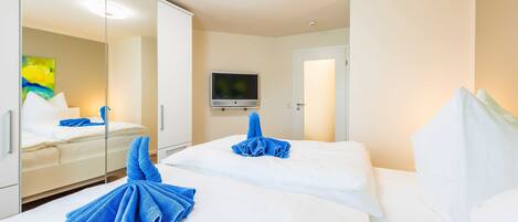 2 bedrooms, desk, WiFi