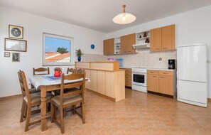 Fridge, stovetop, coffee/tea maker