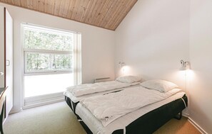 4 bedrooms, travel cot, free WiFi