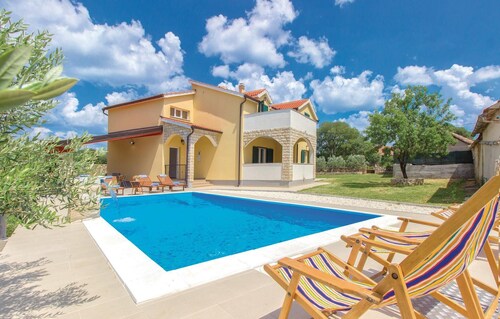 Awesome home in Miljevci