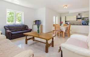 TV, table football, ping pong - Awesome home in Miljevci (Miljevci)