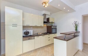 ثلاجة، موقد طهي مسطح، غسالة أطباق، ماكينة لصنع القهوة/الشاي