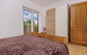 4 bedrooms, travel crib, free WiFi, bed sheets