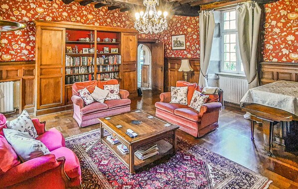 Smart TV, reproductor de DVD, futbolito y tenis de mesa 