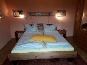 3 chambres, bureau, fer et planche à repasser, lit parapluie