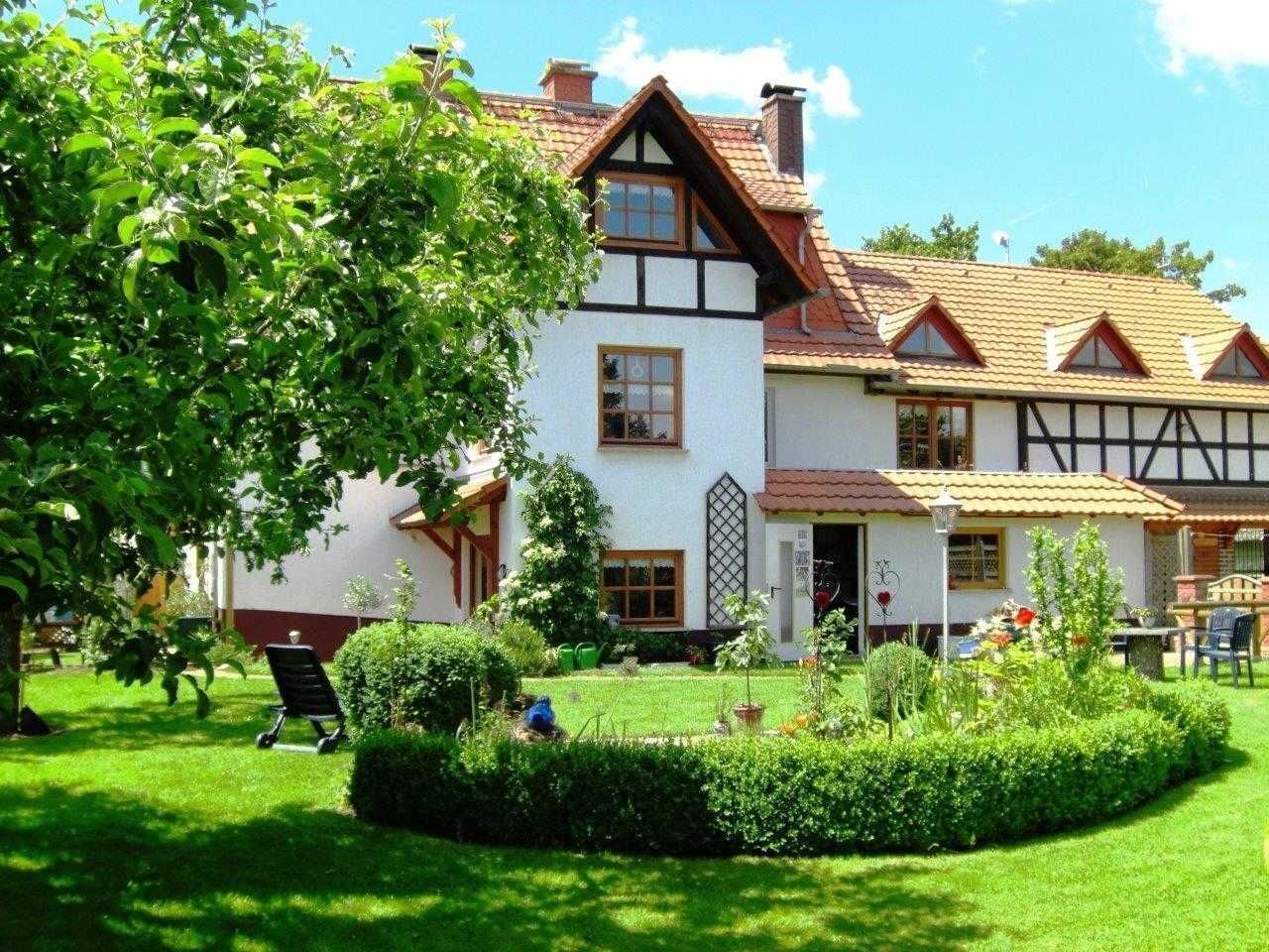 Garten mit vielen Sitz- und Liegeplätzen