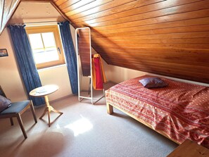 3 quartos, escrivaninha, ferros/tábuas de passar roupa, berço de viagem