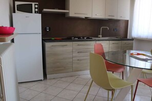 ثلاجة، ميكروويف، موقد طهي مسطح