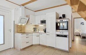 Kühlschrank, Mikrowelle, Herdplatte, Geschirrspüler