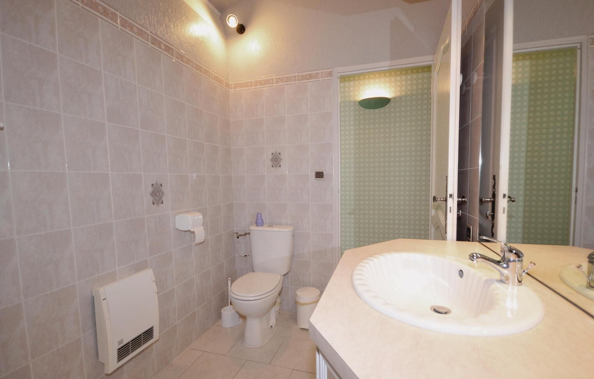 Un baño con inodoro, lavabo y bidé.