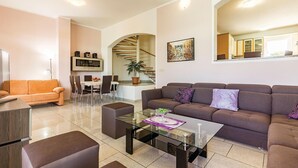 Un salon moderne avec un canapé, une table basse et un coin repas.