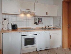 Fridge, oven, dishwasher - (16) 2-room apartment - apartment house Waldhaus (Kühlungsborn)