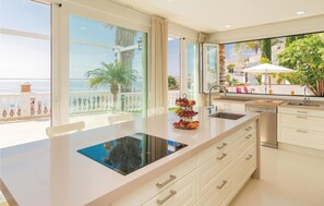 Een koelkast, een kookplaat, een vaatwasser