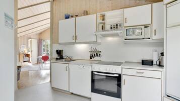 Køleskab, kogeplade, opvaskemaskine, kaffe-/temaskine