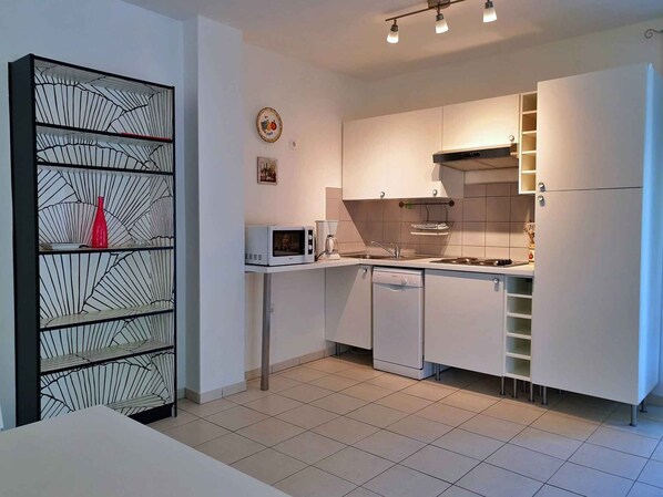 冷蔵庫、電子レンジ、コンロ、食器洗い機