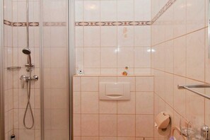 Doccia, asciugacapelli, sapone, carta igienica