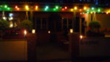 Fassade der Unterkunft – Abend/Nacht