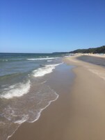 Una playa cerca, arena blanca