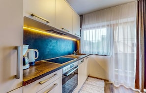 Kühlschrank, Herdplatte, Wasserkocher mit Kaffee-/Teezubehör