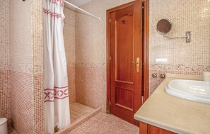 Combined shower/bathtub