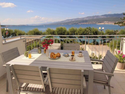 Holiday apartment with panoramic view just 60 m from the beach