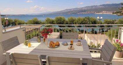 Holiday apartment with panoramic view just 60 m from the beach