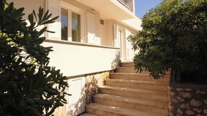 Ein Gebäude mit einer Treppe, die zu einem Balkon führt.