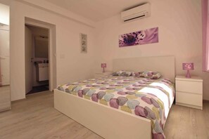 2 bedrooms, iron/ironing board, internet