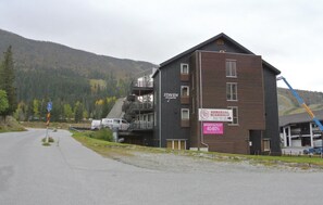 A building named Staven Leilighter with a sign for Hemsedal Boardshop and a 40-80% discount. - Gorgeous apartment in Hemsedal (Hemsedal)