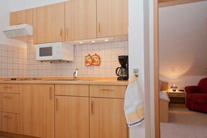 Kühlschrank, Mikrowelle, Wasserkocher mit Kaffee-/Teezubehör