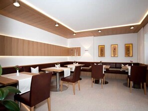 Dining - Double Room - Haus Alpina (Rehmen)