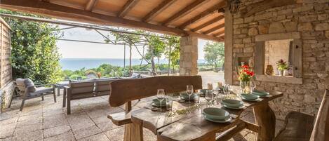 تناول الطعام بالخارج