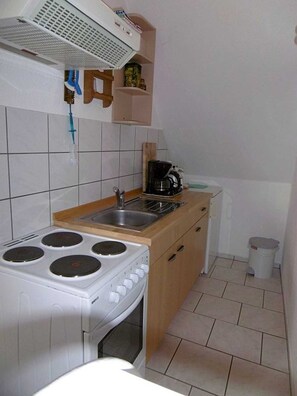 Kühlschrank, Mikrowelle, Ofen, Hochstuhl