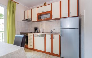 Refrigerador, parrilla de estufa, lavavajillas y cafetera y tetera 