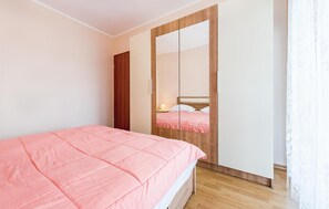 2 bedrooms, free WiFi, bed sheets - Awesome apartment in Raslina with WiFi (Raslina)