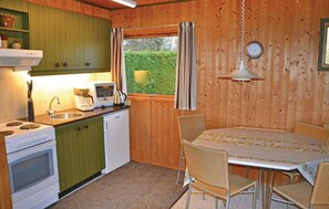 冷蔵庫、コンロ、コーヒー / ティーメーカー、調理器具と食器