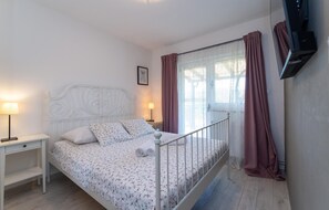 3 bedrooms, travel crib, free WiFi, bed sheets