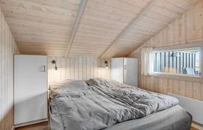 3 bedrooms, travel crib, free WiFi - Cozy home in Sjølund with sauna (Sjølund)