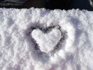A heart-shaped snow design on a snow-covered surface. - Apartment for 2-5 people - Alpine jewel (Laimach)