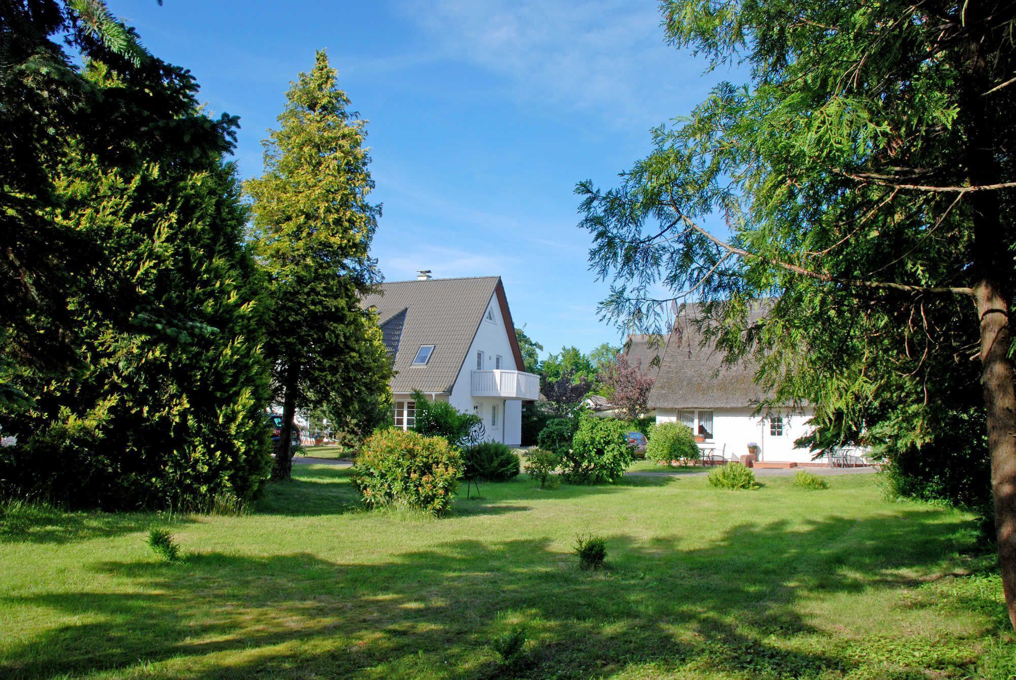 Ein Wohngebiet mit einem Haus, das ein geneigtes Dach und einen kleinen Garten hat.