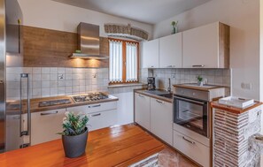 Kjøleskap, kokeplater og kaffetrakter/tekoker