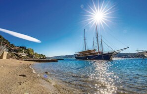 Beach nearby - 2 bedroom awesome apartment in Supetarska Draga (Supetarska Draga)