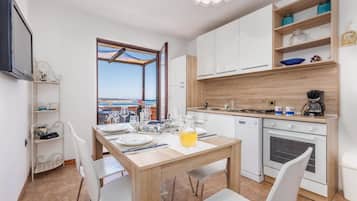 Frigorífico, placa de cocina, lavavajillas y cafetera o tetera