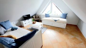 3 bedrooms, travel cot