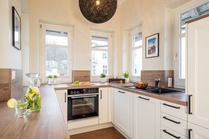 R éfrigérateur, four, lave-vaisselle, cafetière/bouilloire