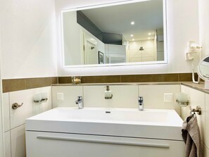Haartrockner, Handtücher, Seife, Toilettenpapier