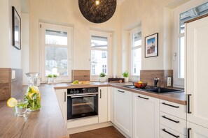 Kühlschrank, Ofen, Geschirrspüler, Wasserkocher mit Kaffee-/Teezubehör