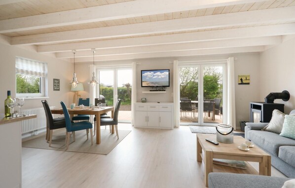 Fernseher, Kamin, DVD-Player