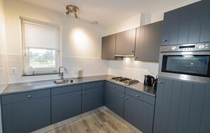 Réfrigérateur, plaque de cuisson, lave-vaisselle, cafetière/bouilloire