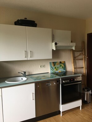 Kühlschrank, Mikrowelle, Ofen, Geschirrspüler